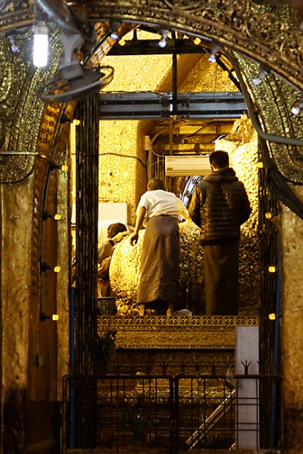 Mandalay-Bouddha Mahamuni-059